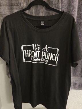 Graphic Tee "It's A Throat Punch Kinda Day" - Black